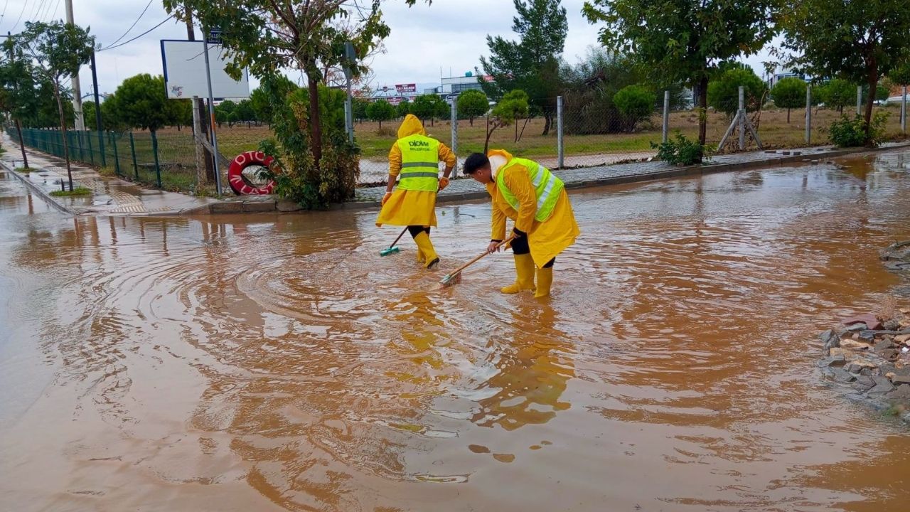 Yağış Didim’i Vurdu! Başkan Gençay Sahaya Indi14