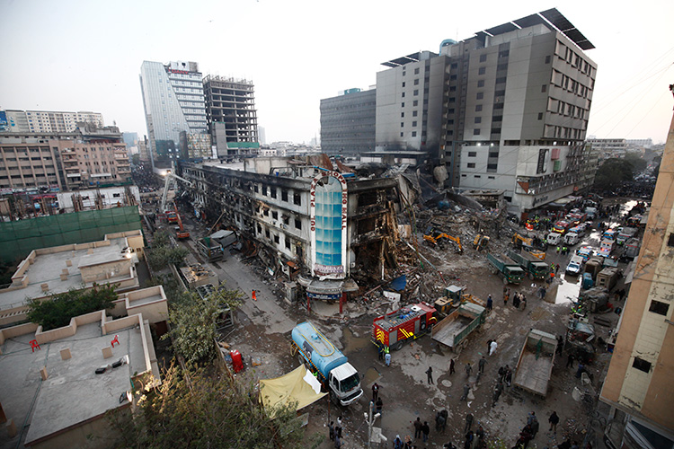 Alışveriş merkezinde yangın çıktı! 71 kişi hayatını kaybetti
