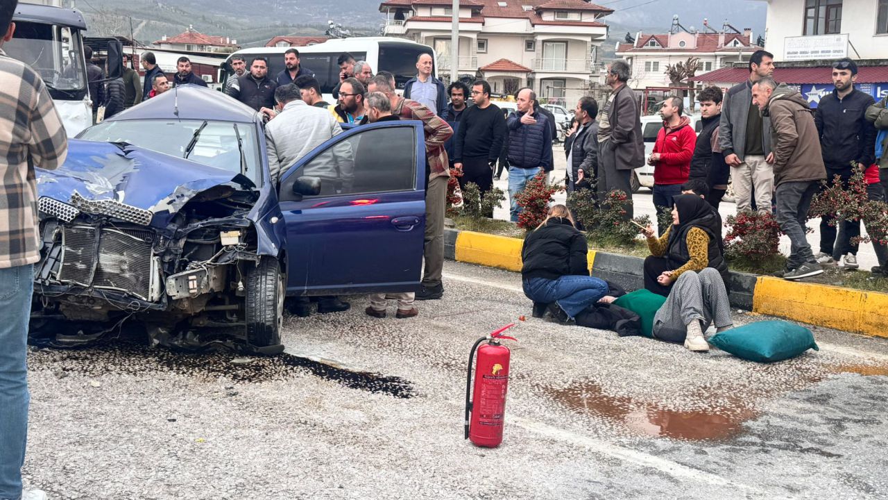 7 Araç Birbirine Girdi, 4 Yaralı3