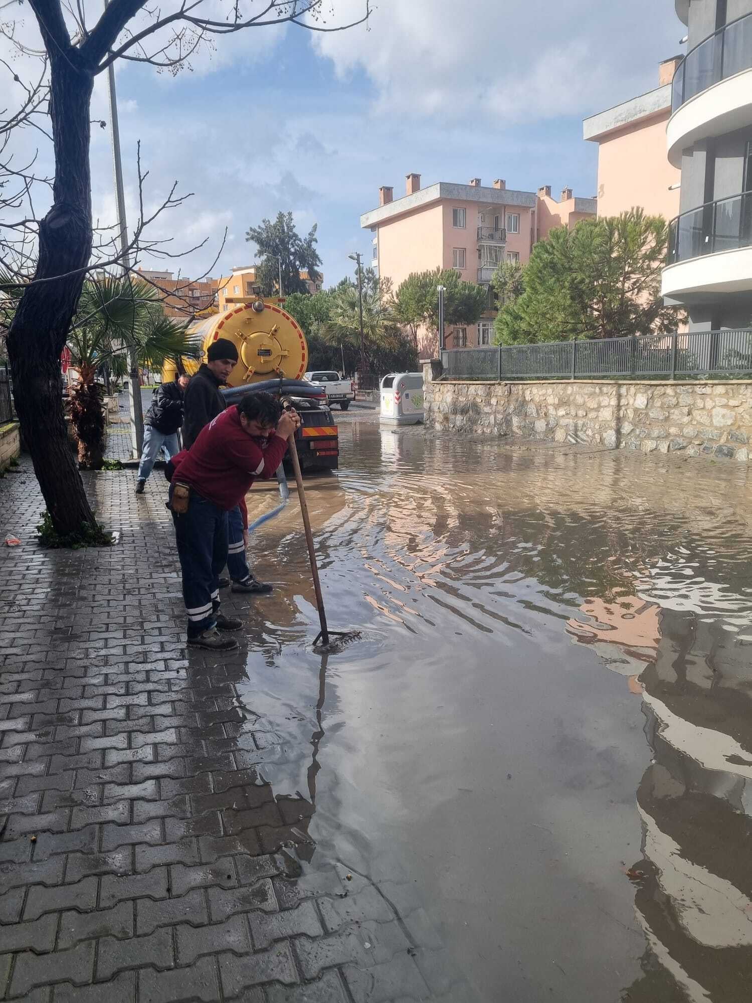 Başkan Ömer Günel Sahaya İndi̇ (4)