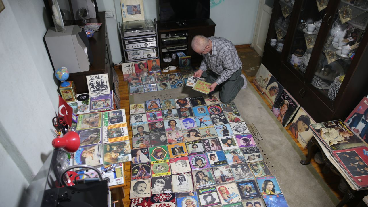 Binlerce Plağına Özenle Bakıyor 2