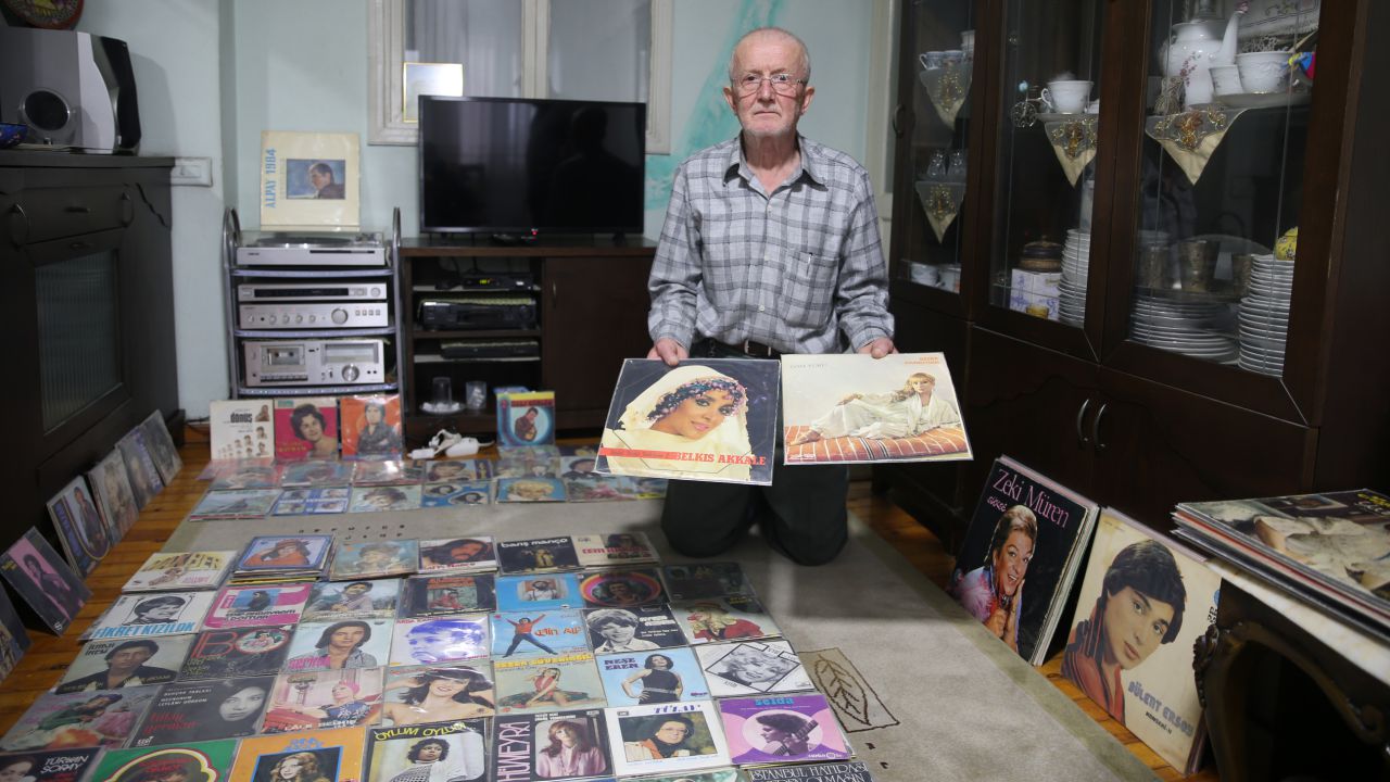 Binlerce Plağına Özenle Bakıyor 3