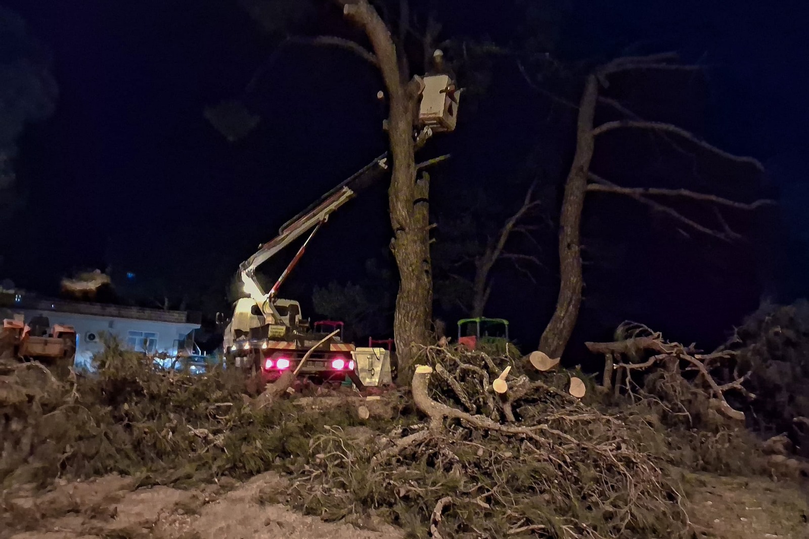 Efeler Belediyesi Olumsuz Havaya Karşı Sahada (1)