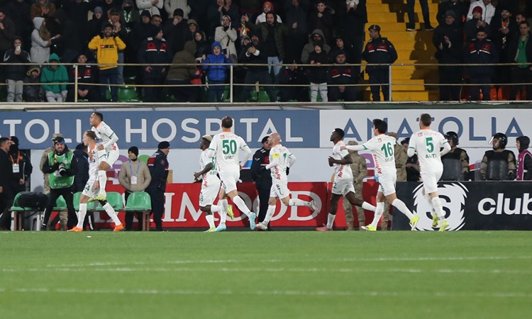 Fenerbahçe, Deplasmanda Corendon Alanyaspor'u Mağlup Etti 3 21