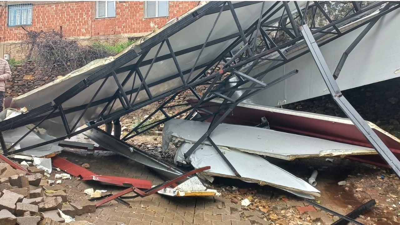 Fırtına Köşk’ü Vurdu! Minare Külahı Yan Yattı, Çatılar Uçtu-1