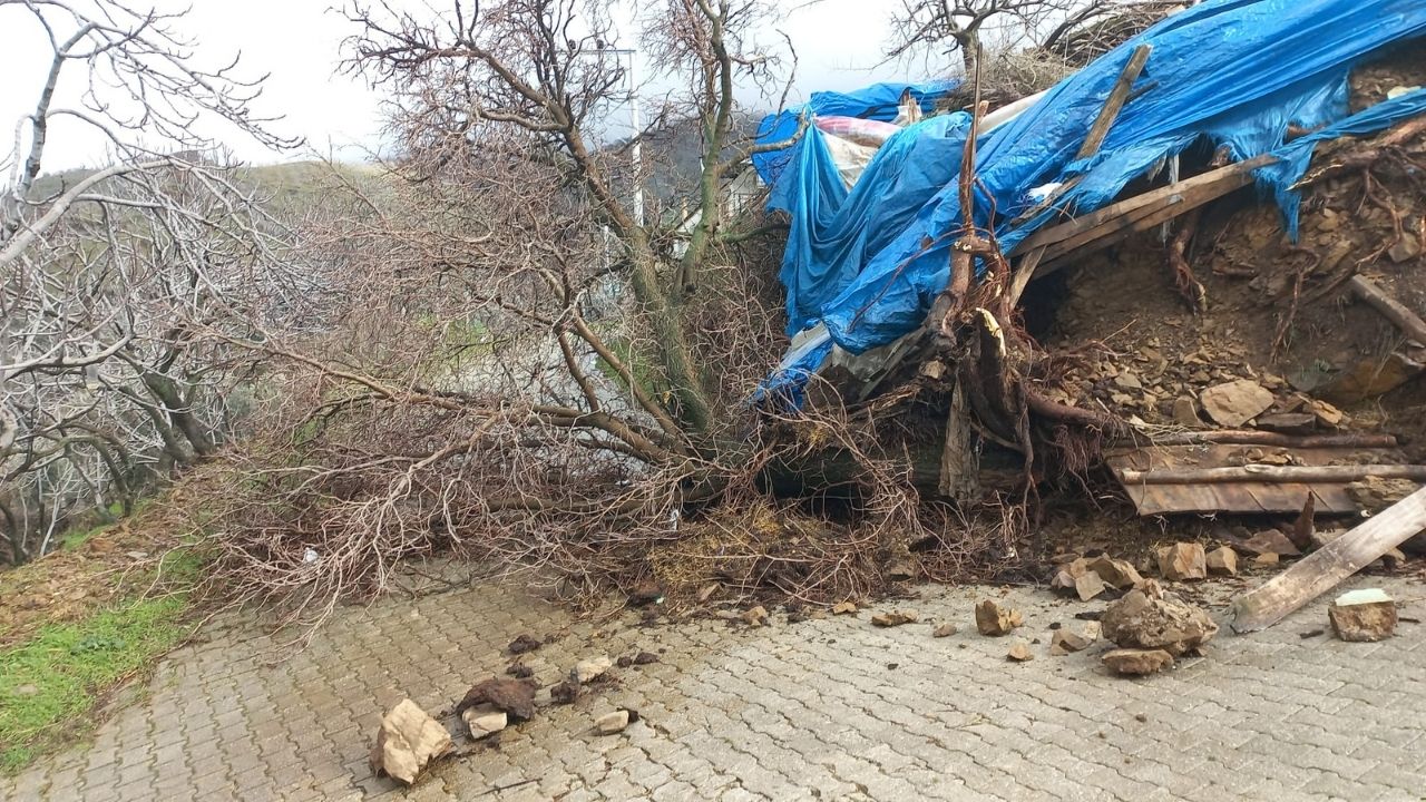 Fırtına Köşk’ü Vurdu! Minare Külahı Yan Yattı, Çatılar Uçtu3