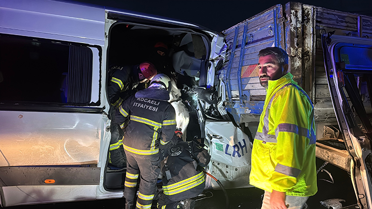 Kamyon Ile Servis Minibüsü Çarpıştı 7 Yaralı (3)