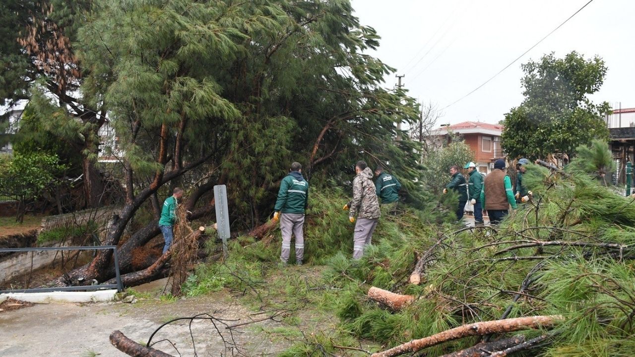 Kuşadası Belediye Ekipleri Riskli Noktalarda Teyakkuzda1