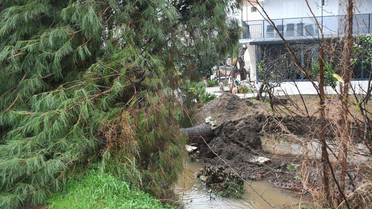 Kuşadası Belediye Ekipleri Riskli Noktalarda Teyakkuzda2