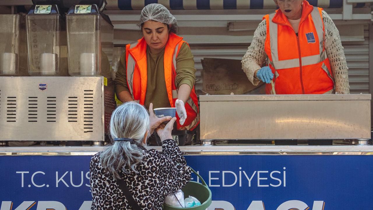 Kuşadası’nda Sıcak Çorba Ikramı Sürüyor1