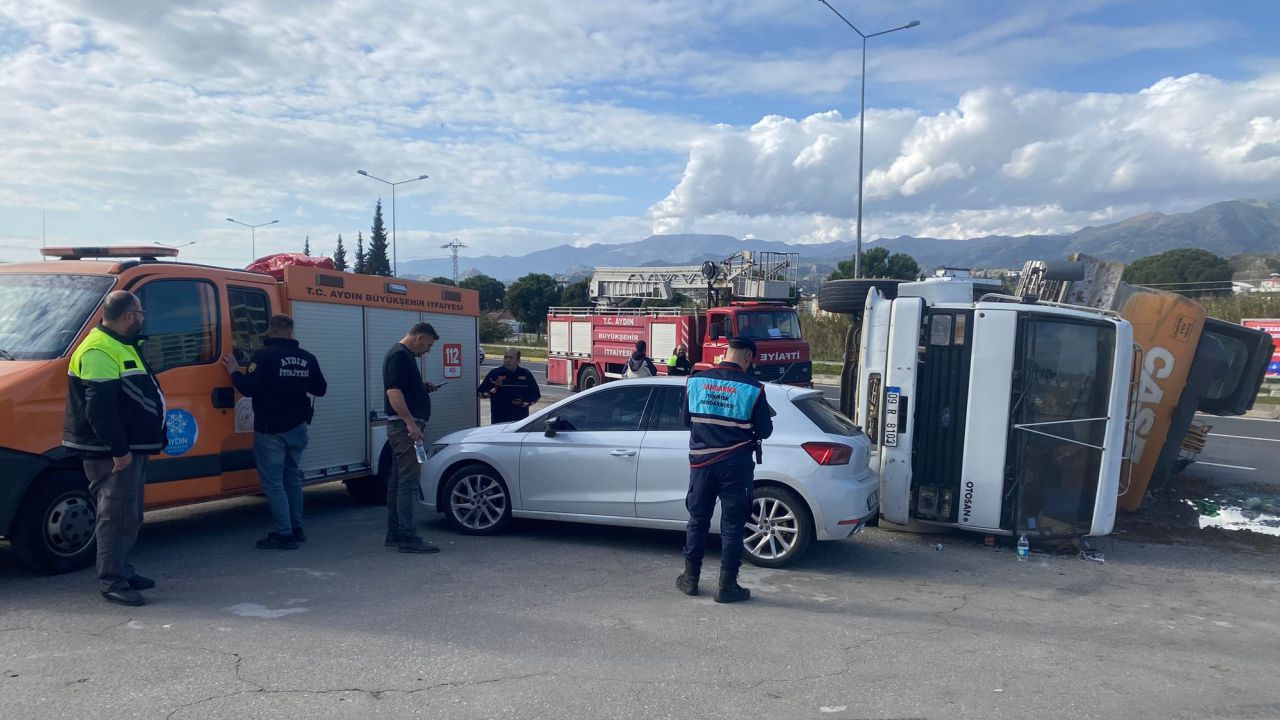 Nazilli’de Iş Makinesi Taşıyan Kamyon Devrildi (2)