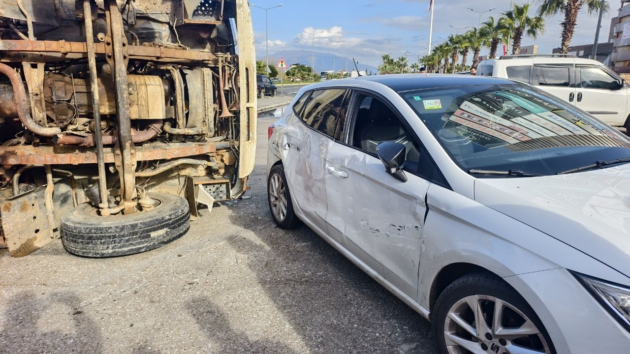 Nazi̇lli̇’de İş Maki̇nesi̇ Yüklü Kamyon Devri̇ldi̇2