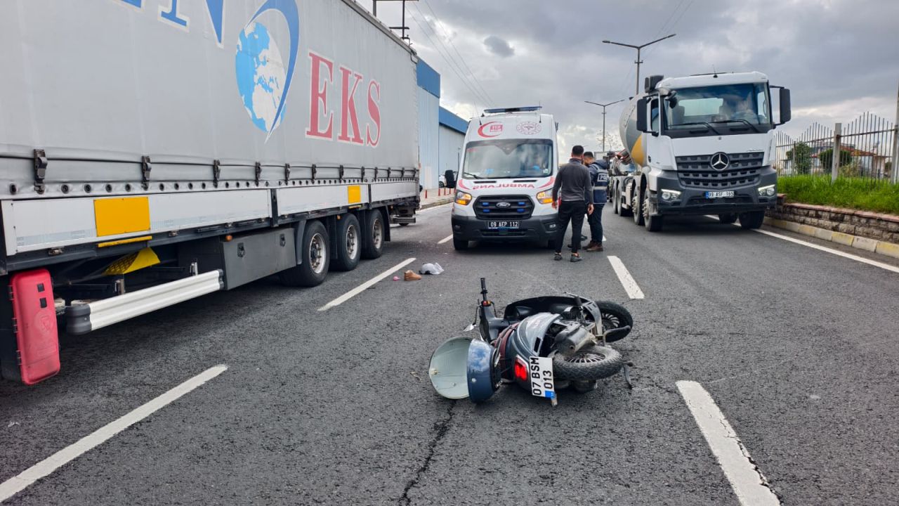 Nazilli'de Motosiklet Tıra Arkadan Çarptı3