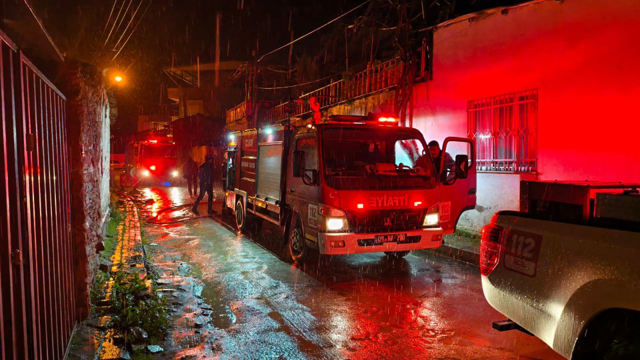 Nazilli’de Yangın Tek Katlı Ev Alevlere Teslim Oldu 3