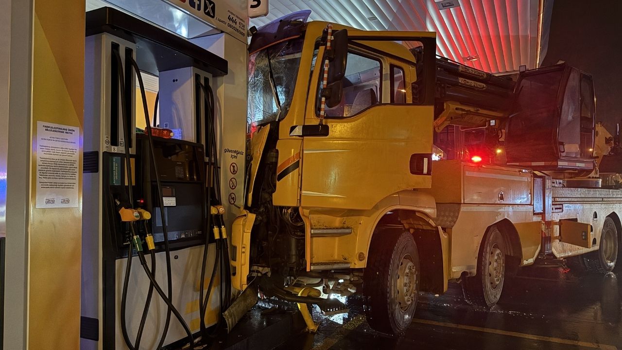Aydın’da Vinç Akaryakıt Pompasına Çarptı01