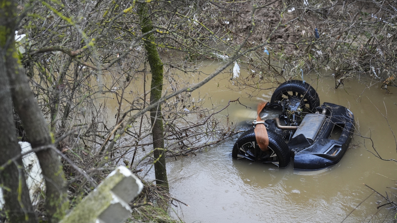 Dere yatağına otomobil düştü: 2 kız kardeş ölü bulundu