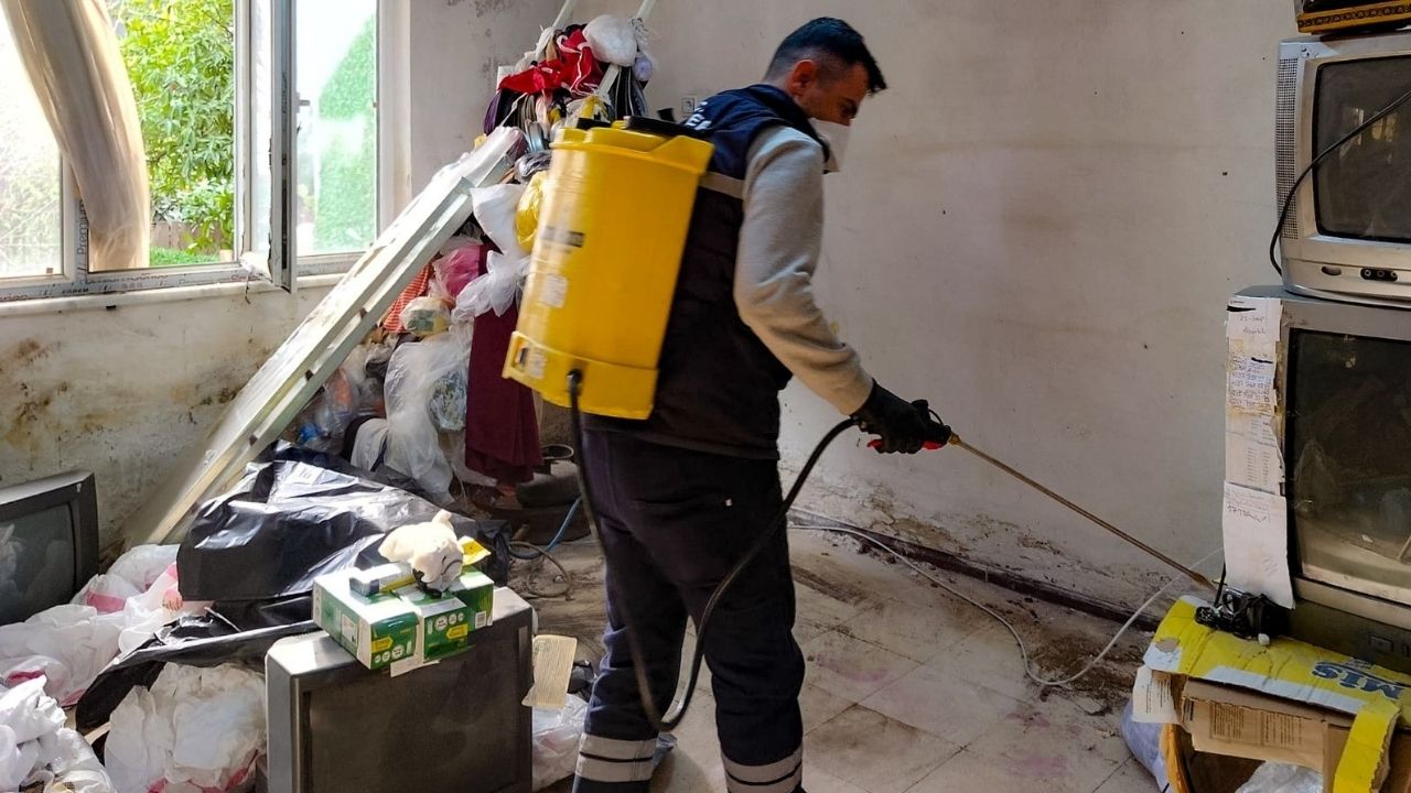 Efeler’de Çöp Evlere Müdahale 13 Kamyon Atık Çıkarıldı1