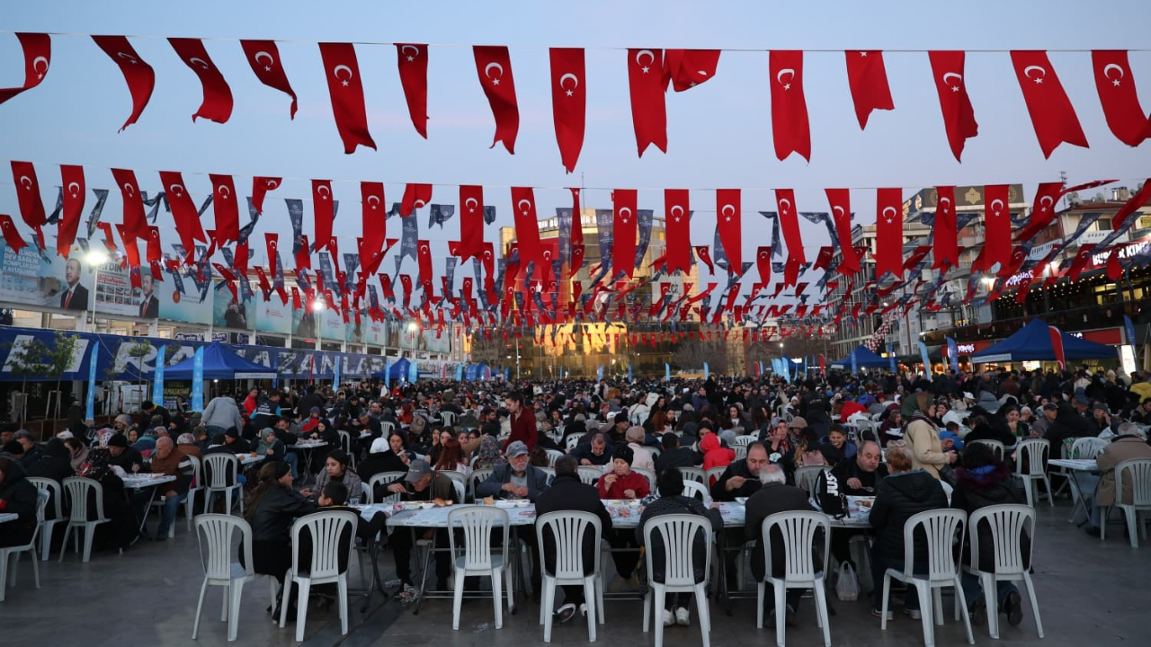 Büyükşehir Belediyesi’nin iftar sofraları aralıksız sürüyor