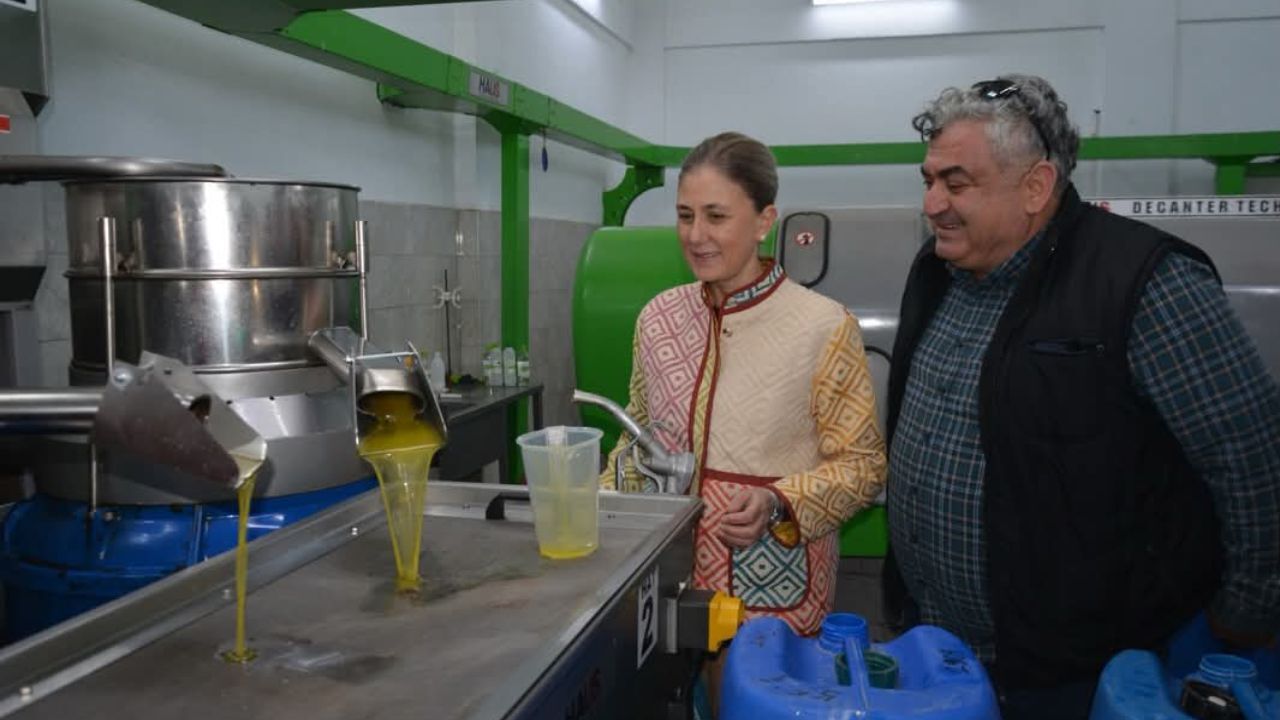 Kaymakam Kan Zeytinyağı Fabrikasını Inceledi 1