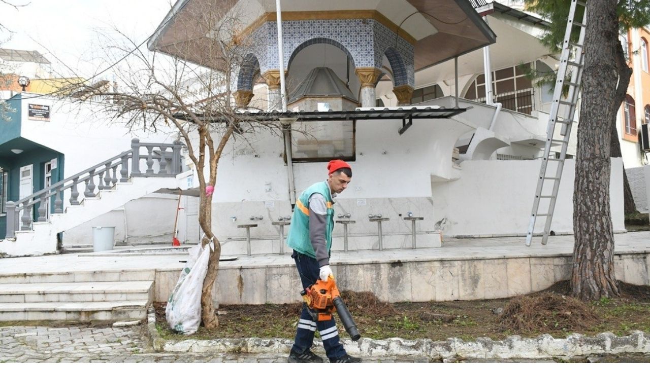 Kuşadası'nda Camilerde Kapsamlı Temizlik Seferberliği 2