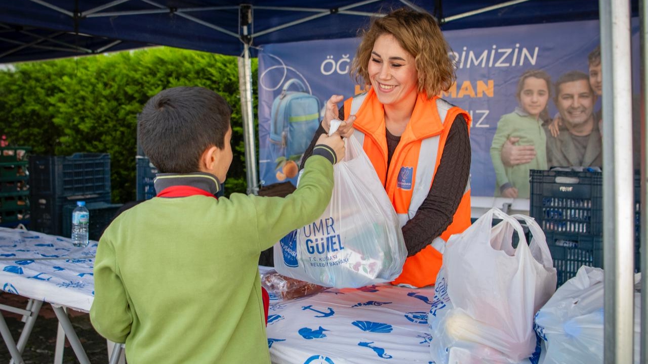 Kuşadası’nda çocuklara beslenme çantası desteği