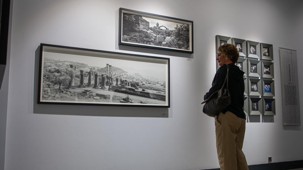 Kuşadası’nda ‘Sözcükler Ve Fotoğraflar” Bir Araya Geldi 1