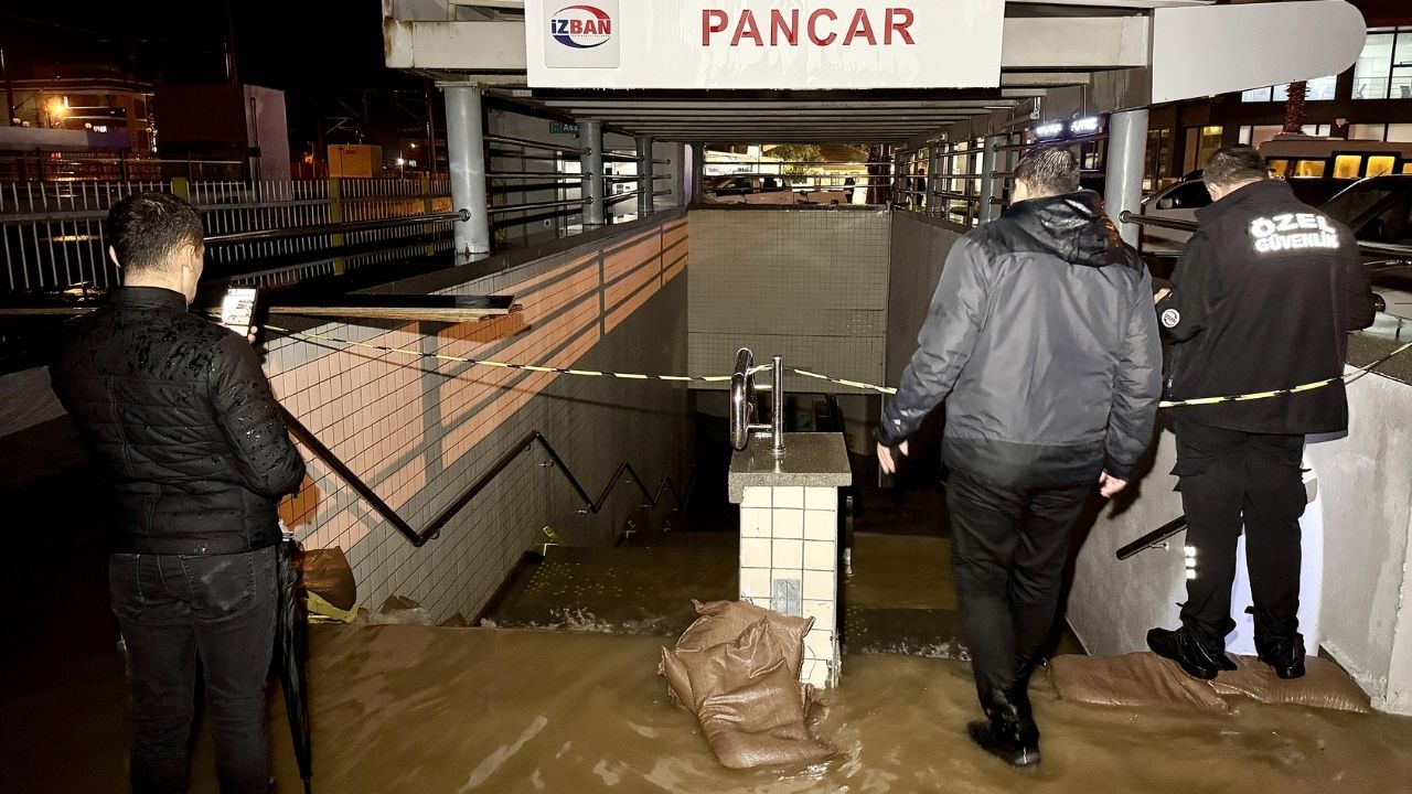 Sağanak Can Aldı! Yollar Göle Döndü1