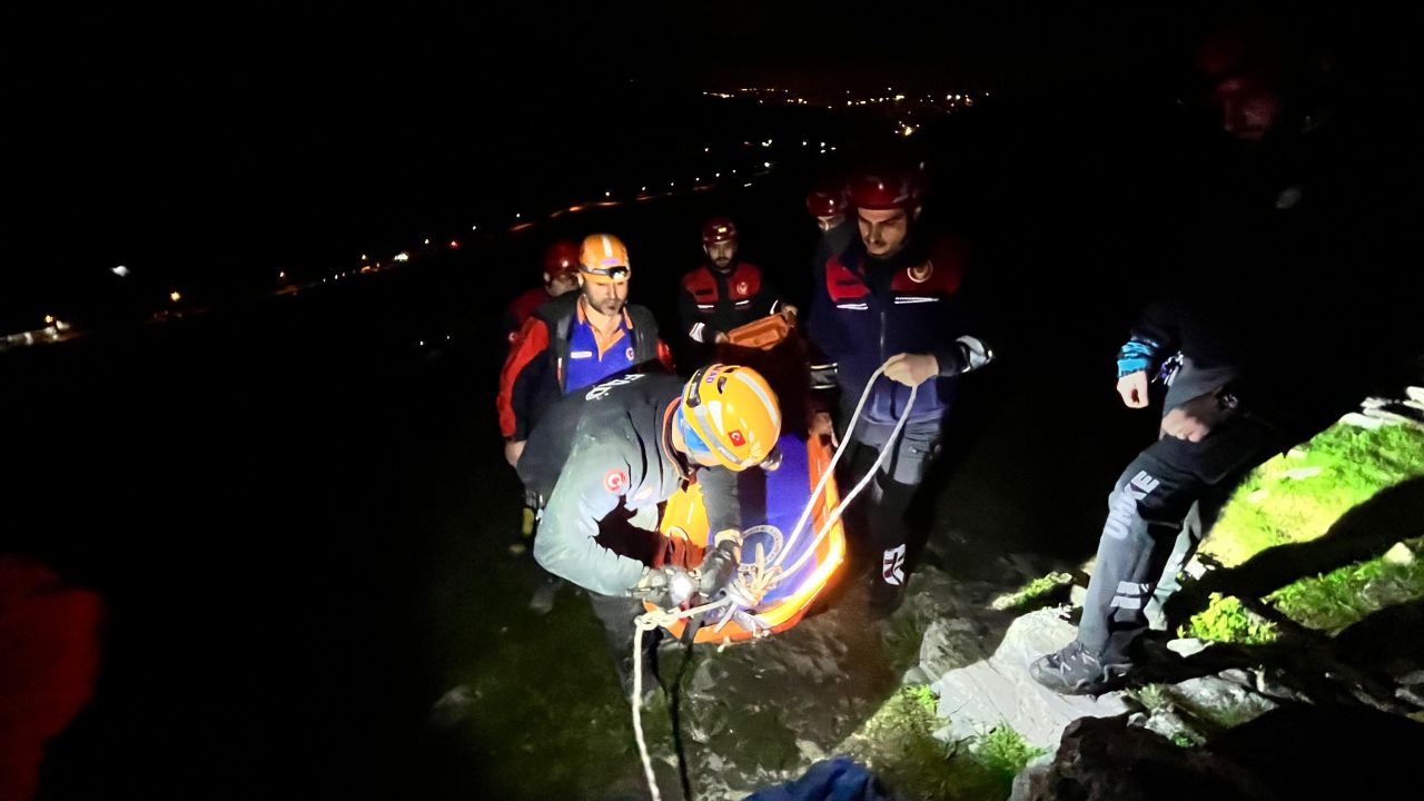 Selçuk Şirince’de Mağarada Düşen Araştırmacı Genci Kurtarmak Için Ekipler Seferber Oldu2