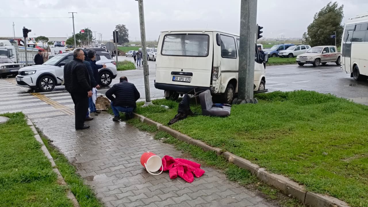 Ticari Araç Orta Refüje Savruldu1-1