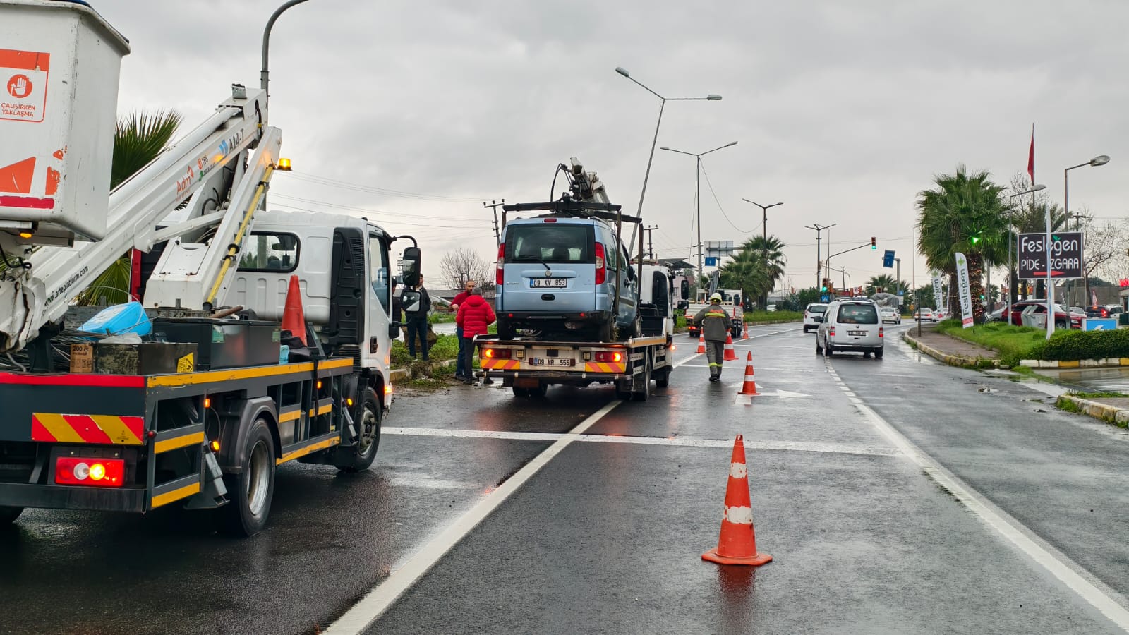 Nazilli'de yağış kaza getirdi: Elektrik direğine çarptı2