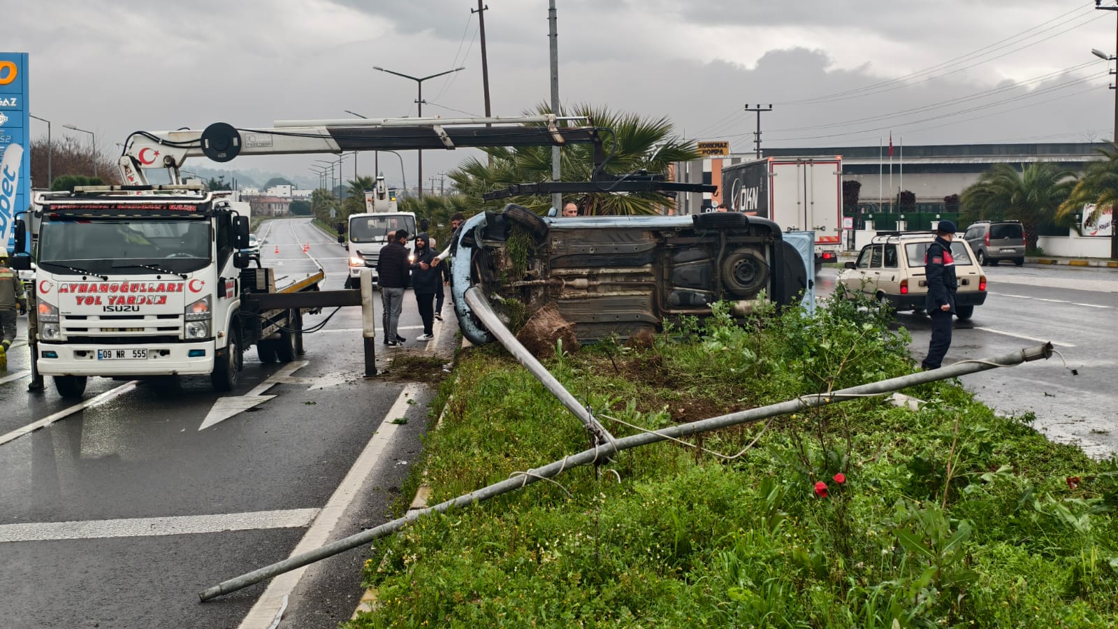 Nazilli'de yağış kaza getirdi: Elektrik direğine çarptı