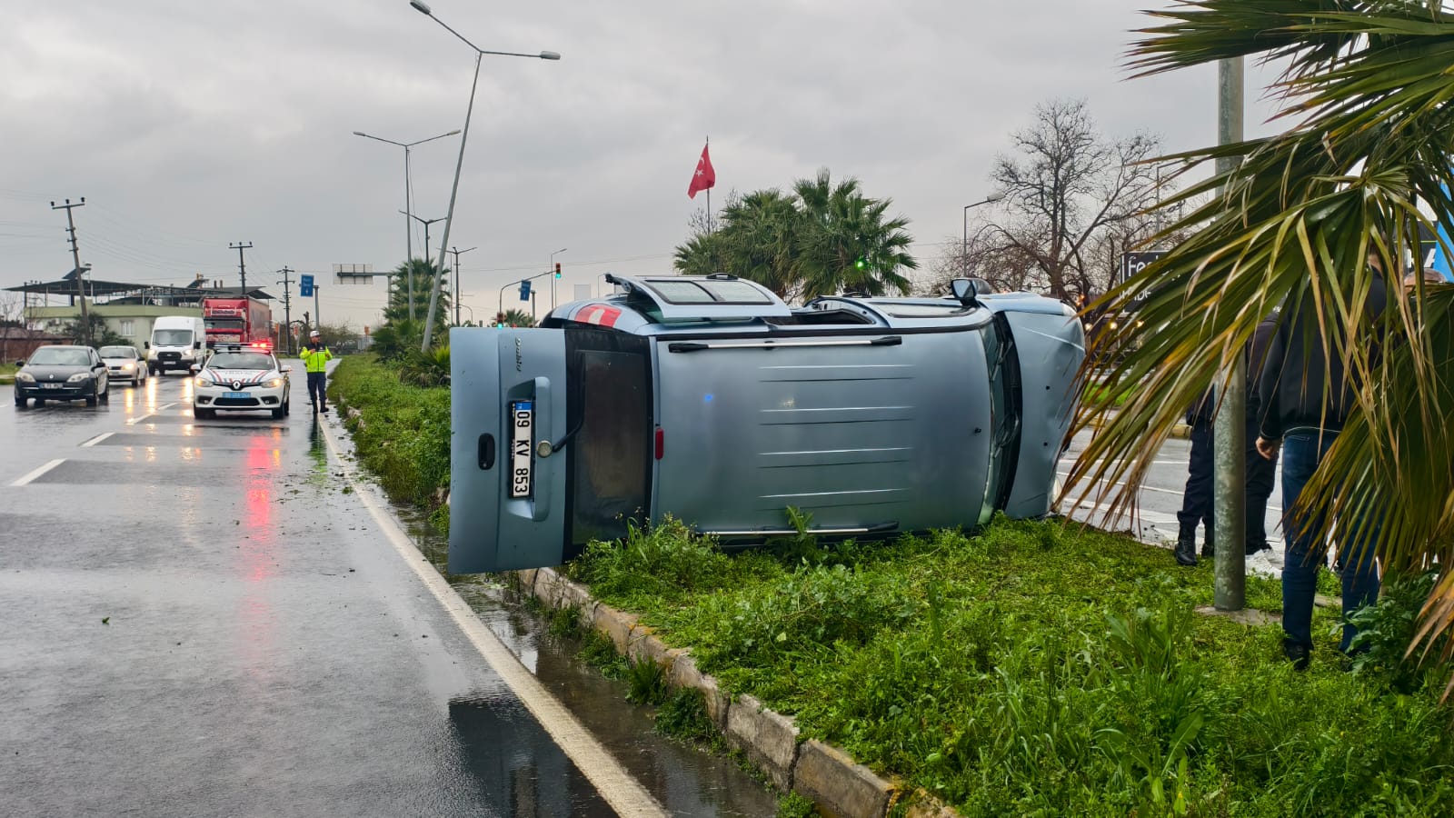 Nazilli'de yağış kaza getirdi: Elektrik direğine çarptı1