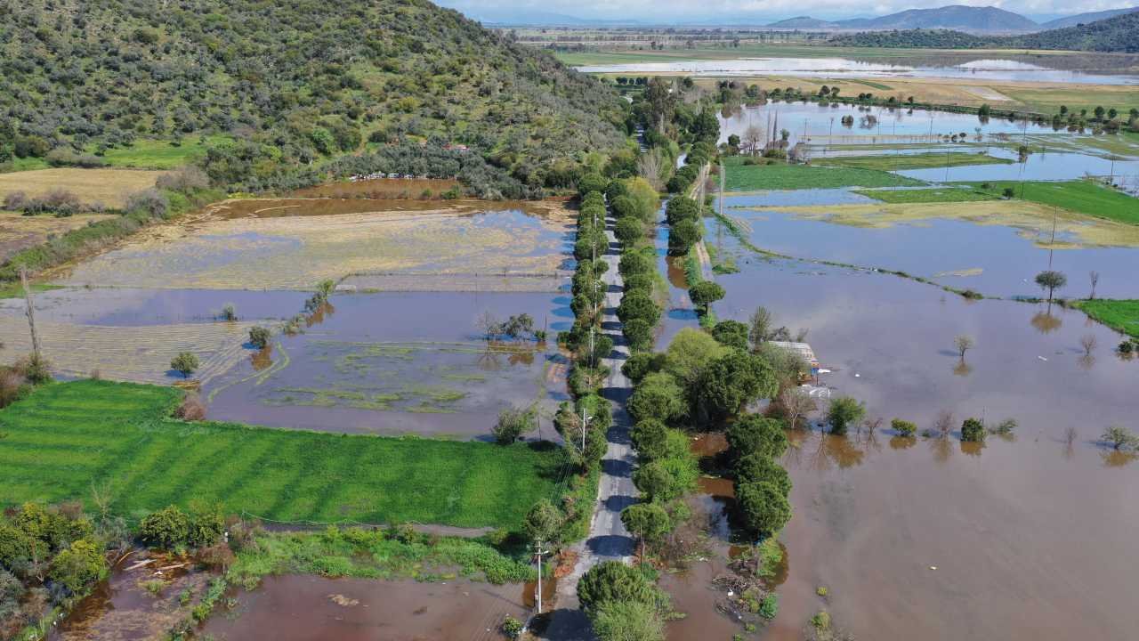 Aydın'da Sağanak Yağmur Sonucu Akarsular Taştı, Ev Ve Iş Yerlerini Su Bastı2