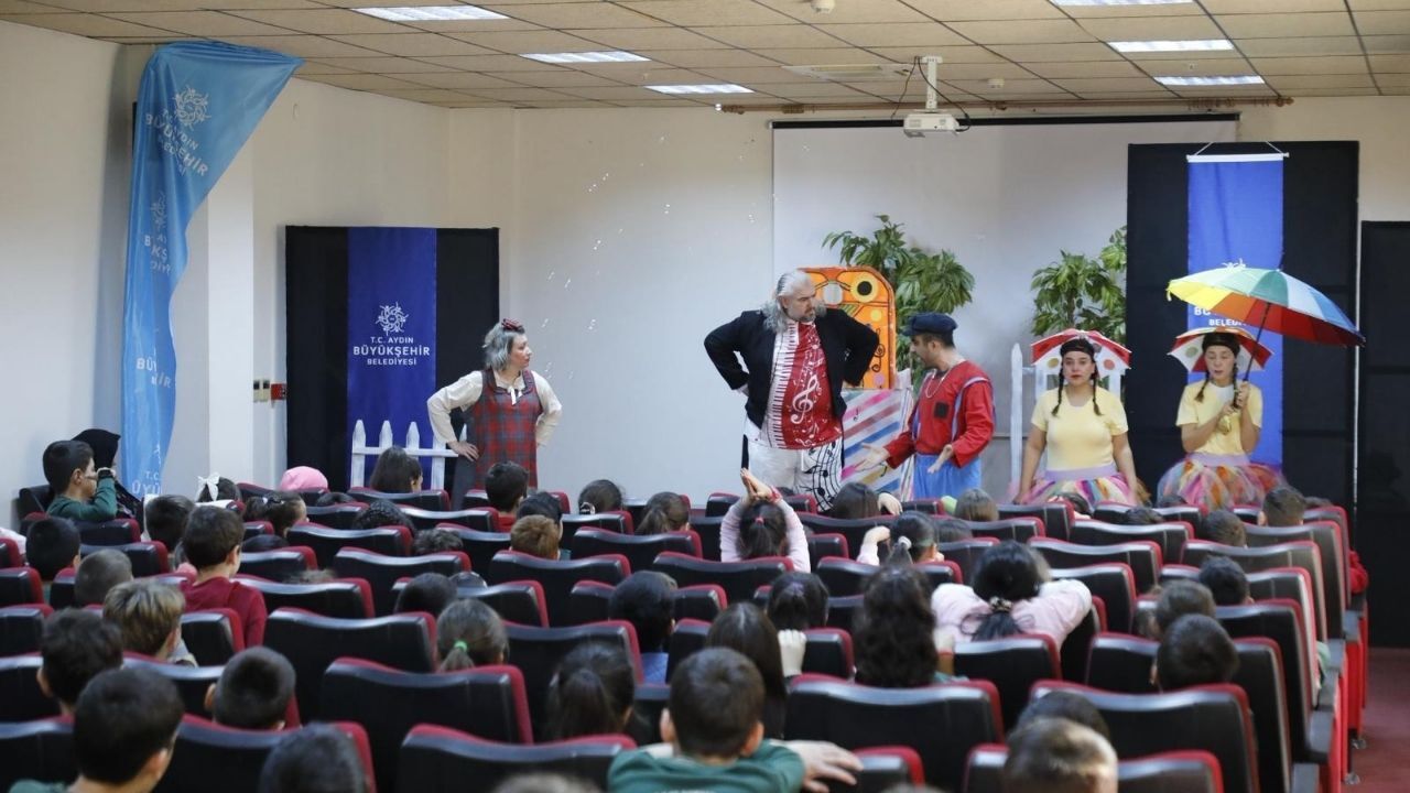 Başkan Çerçioğlu Minikleri Tiyatroyla Buluşturdu