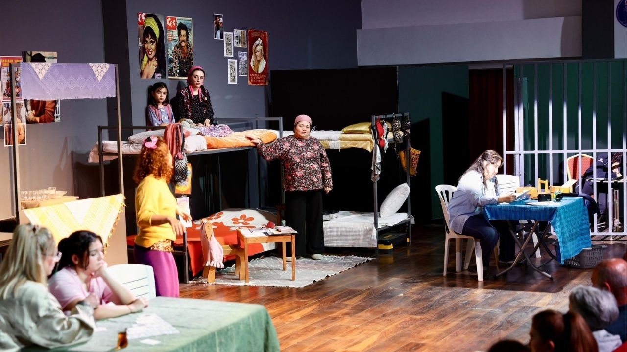 Didim’de “Kadın Kadına Özgürlük” Oyunu Büyük Beğeni Topladı3-1