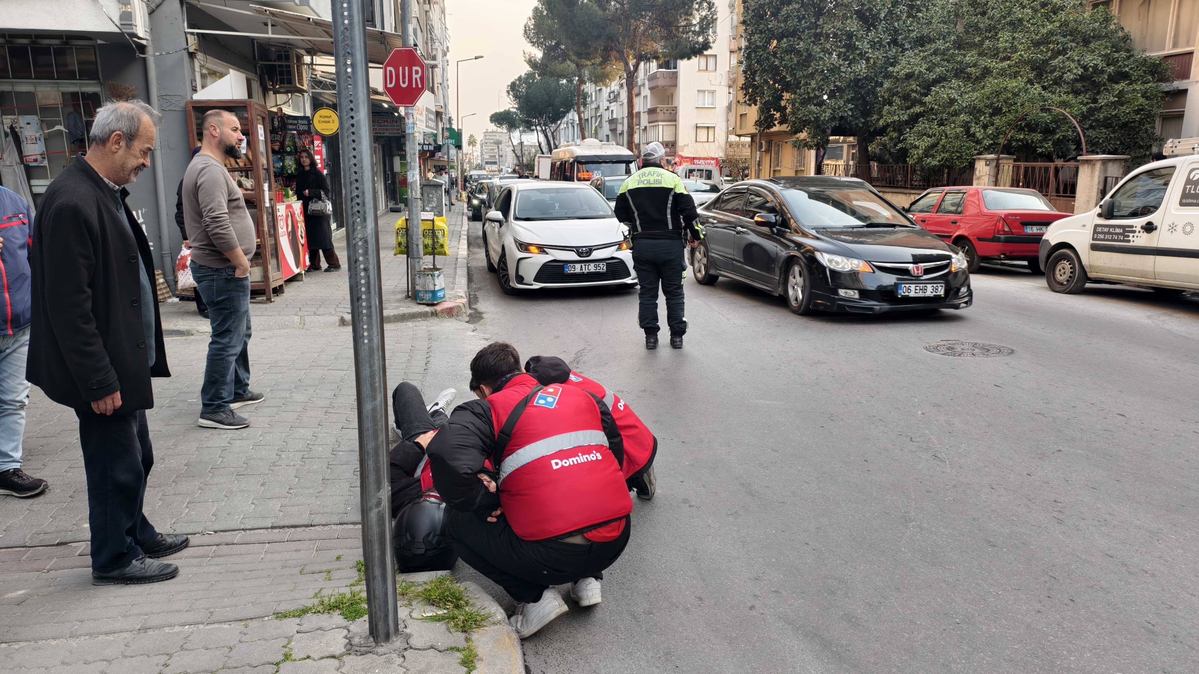 Nazilli’de ilginç kaza: Açılan otomobil kapısı motosiklet sürücüsünü yaraladı