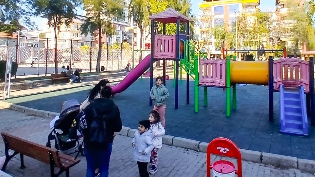 Efeler’de Parklar Canlandı