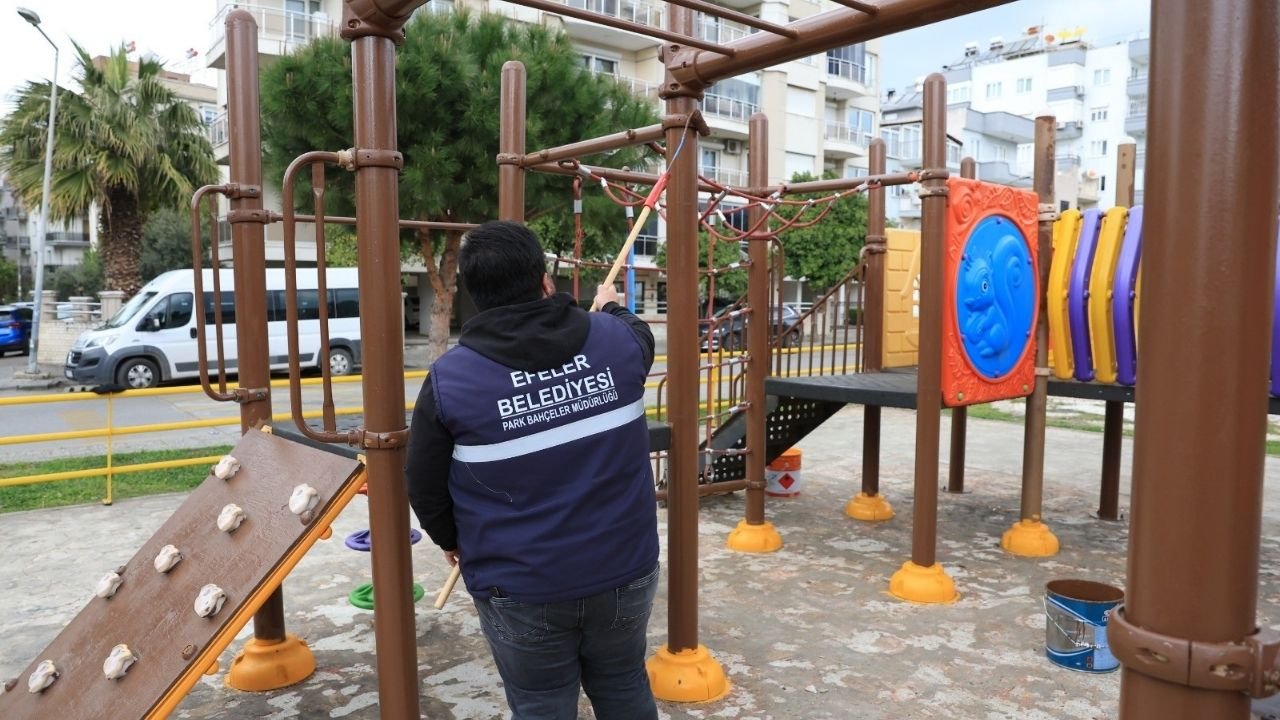 Efeler’de Parklar Yenileniyor