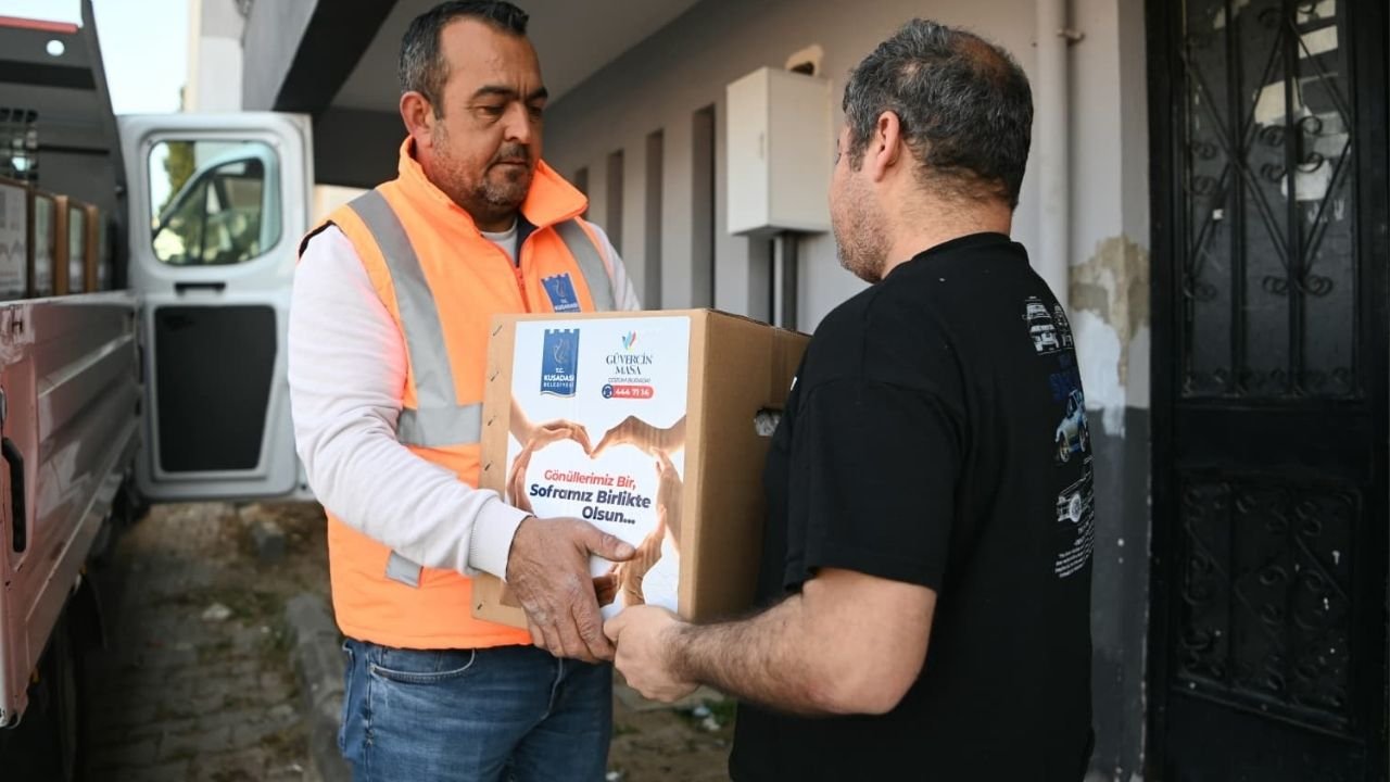 Kuşadası’nda gıda kolisi dağıtımı sürüyor