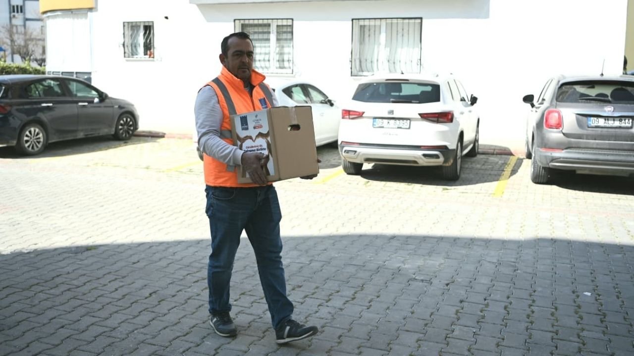 Kuşadası’nda Gıda Kolisi Dağıtımı Sürüyor3