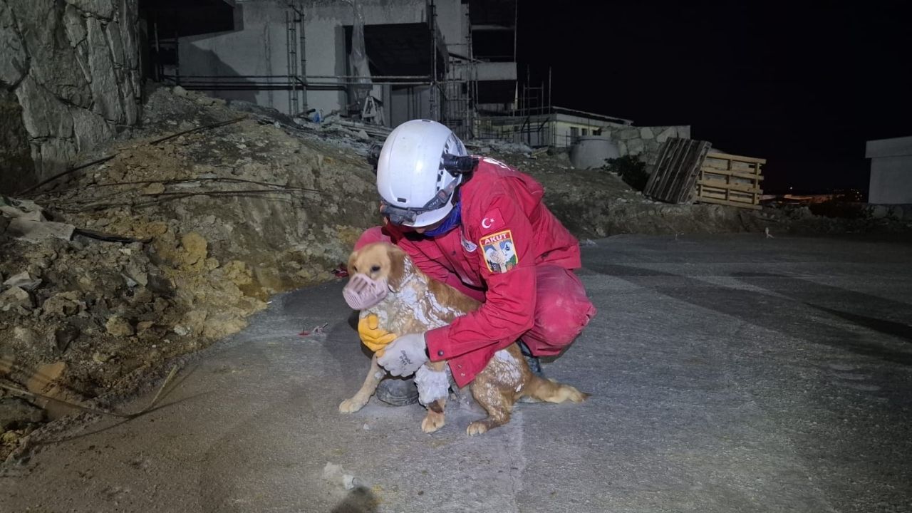 Kuşadası’nda Mahsur Kalan Paris’e Akut El Uzattı1