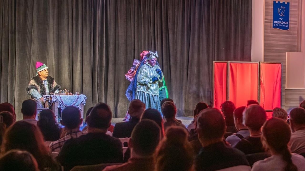 Kuşadası’nda tiyatro günleri devam ediyor