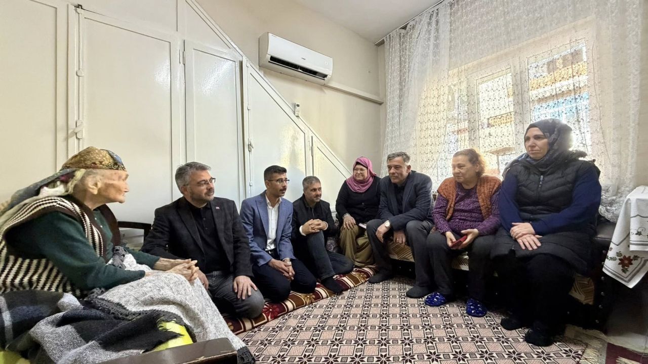 Milletvekili Özmen’den Asırlık Çınar Fatma Nineye Ziyaret2