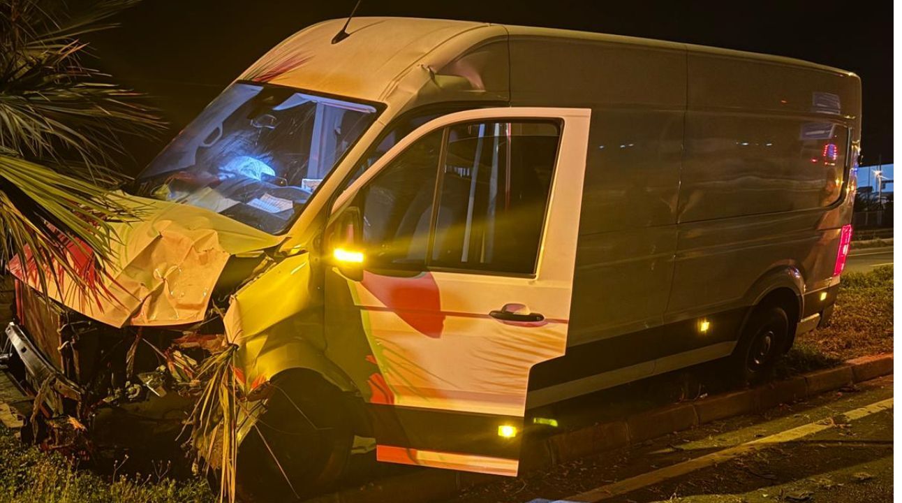 Nazilli’de Kontrolden Çıkan Araç Refüje Çıktı 2