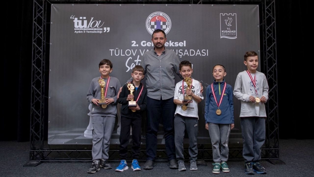 Satranç Turnuvasında Kupa Ve Madalyalar Kuşadası’nda Sahiplerini Buldu010