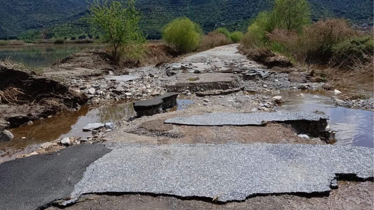 Söke’de Sel Yolu Parçaladı Burunköy Akçakaya Yolu Kapandı