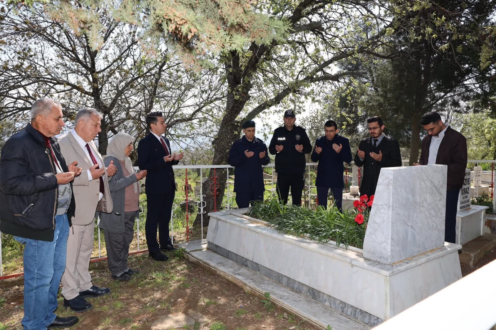 Karacasu şehidini unutmadı: Şehadetinin yıldönümünde kabri başında  anıldı