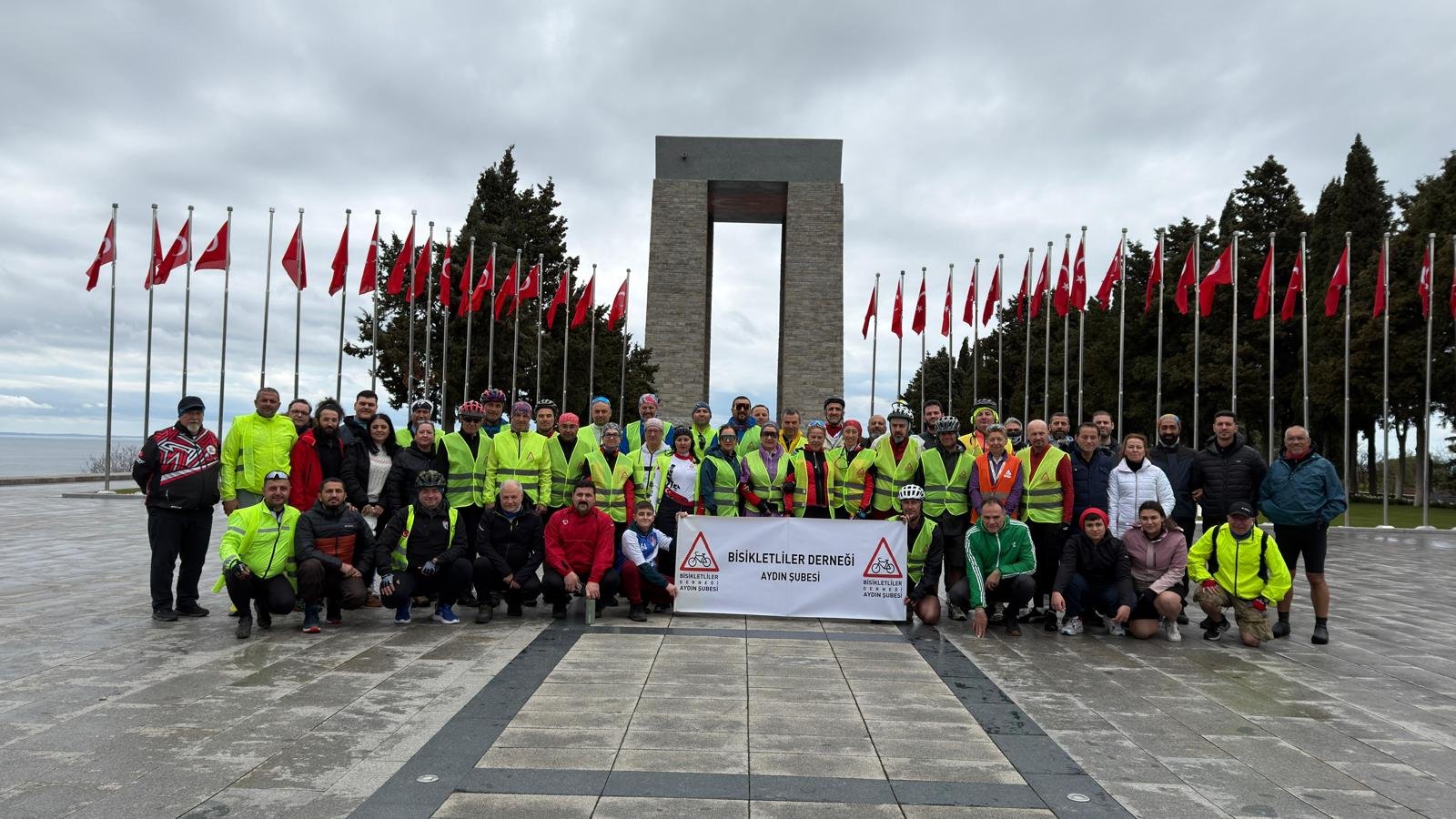 Aydınlı bisikletliler 450 kilometre pedal çevirip Çanakkale’ye ulaştı
