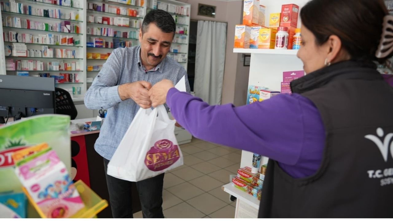 Başkan Zencirci’den Eczane Teknisyenleri'ne Tatlı Jest