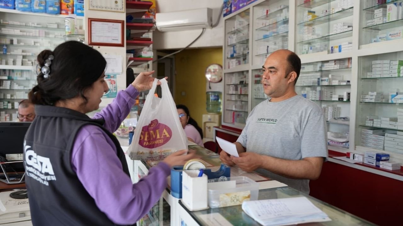 Başkan Zencirci’den Eczane Teknisyenleri'ne Tatlı Jest1